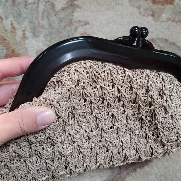 Vintage macrame crochet acrylic clutch - Picture 4 of 6